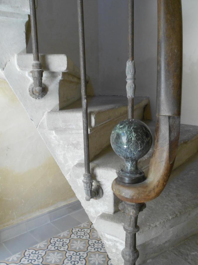 Bed and Breakfast Sous Le Neflier Nîmes Esterno foto