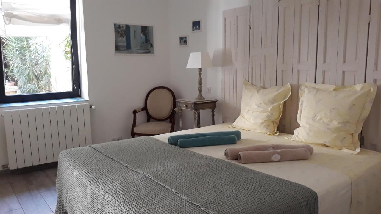 Bed and Breakfast Sous Le Neflier Nîmes Esterno foto