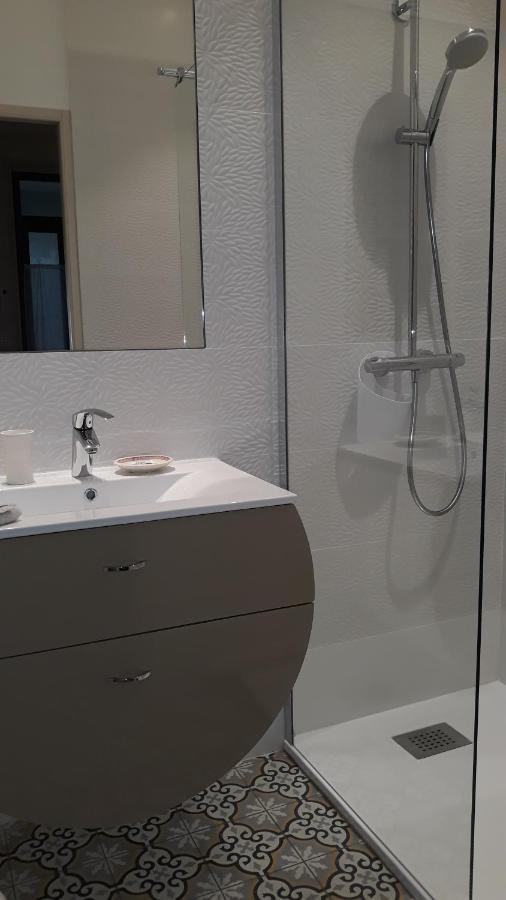 Bed and Breakfast Sous Le Neflier Nîmes Esterno foto