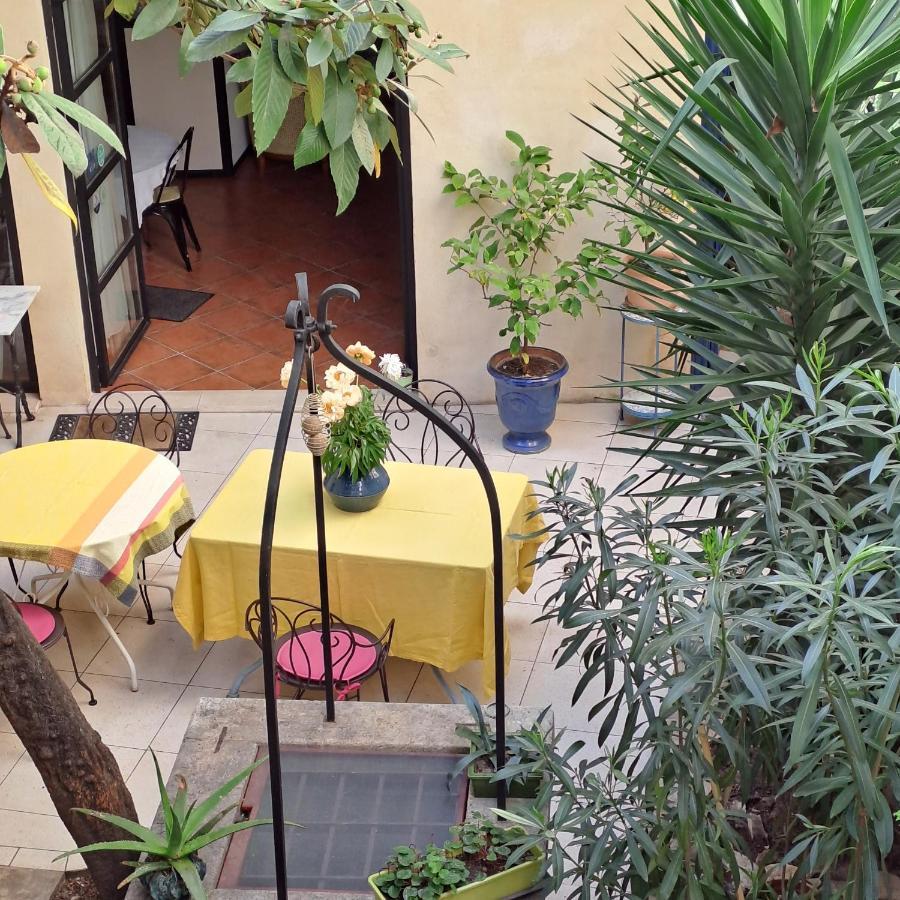 Bed and Breakfast Sous Le Neflier Nîmes Esterno foto